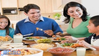 دار الإفتاء تجيب : حكم الكلام أثناء الجلوس علي مائدة الطعام 21 حكم الكلام أثناء الطعام